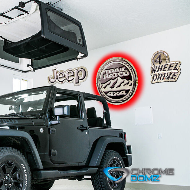 ラングラー【Wrangler】ロゴ鉄製 ディスプレイスタンド Jeep Trail Rated Badge 2020 Metal Sign – Chrome Domz